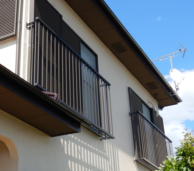 ベランダを撤去した掃き出しの窓には軽量のアルミ手すりを付けました。