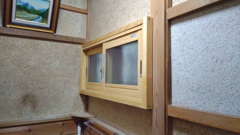 真壁造りのトイレに内窓設置。
設置寸法が足りないので、枠を造作しました。