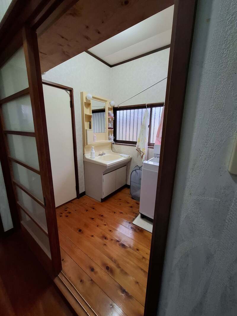 before　洗面所、浴室ともに窓が大きいので北側のわりに明るいのですが、サッシからの熱損失はかなり大きくなります