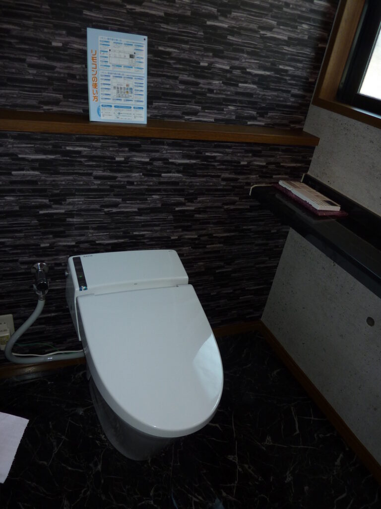 栃木県：シックな印象のクロスとカウンターも設置してゴージャスなトイレに変身！