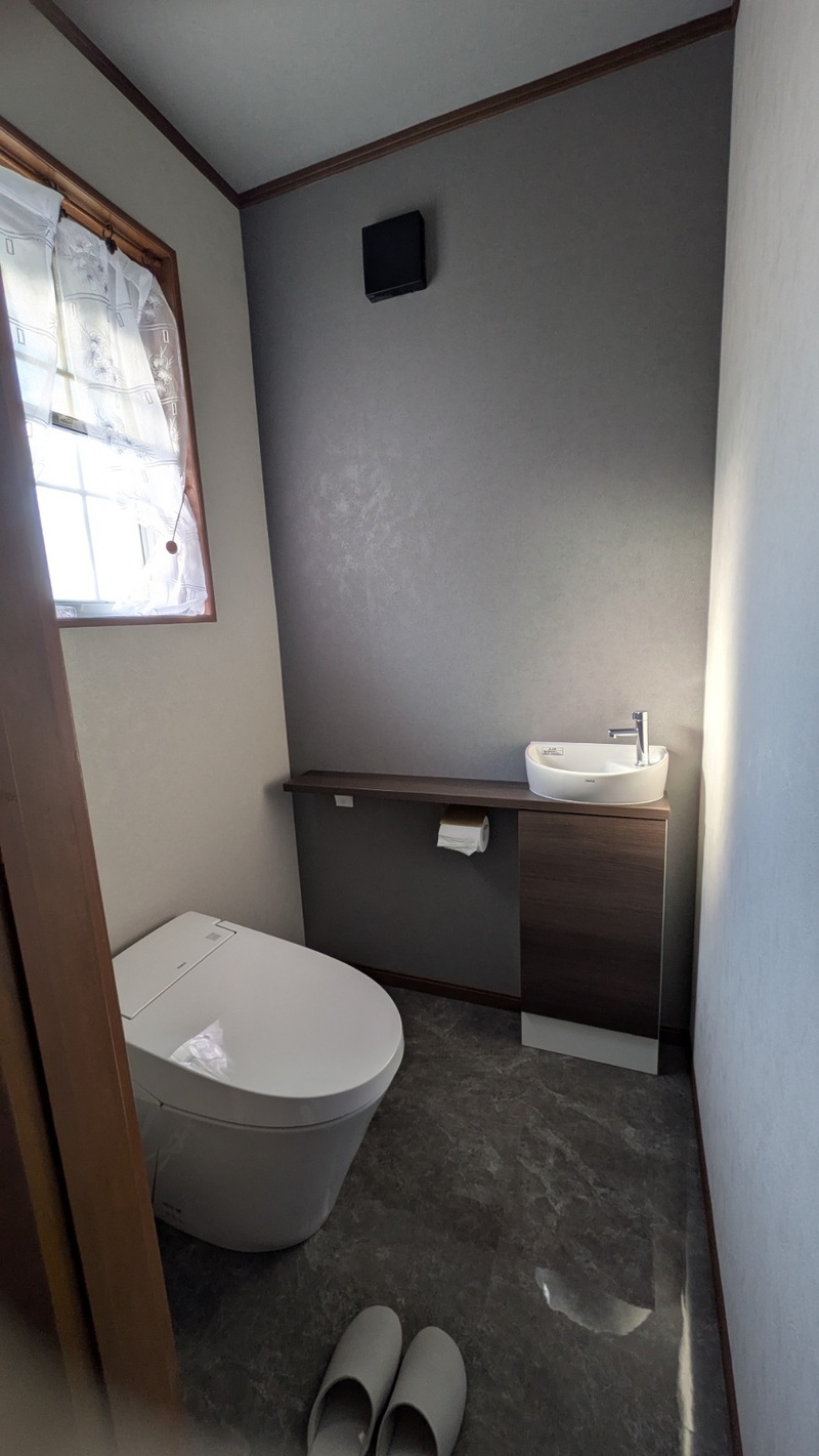 グレーで統一したシンプルモダンなトイレ空間