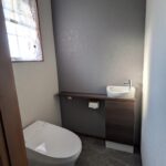 after
壁紙を一新
トイレはタンクレストイレに
手洗器もスッキリおしゃれなベッセルタイプに
換気扇もコンセント式から直結式にしたのでスッキリシャープな印象へ
