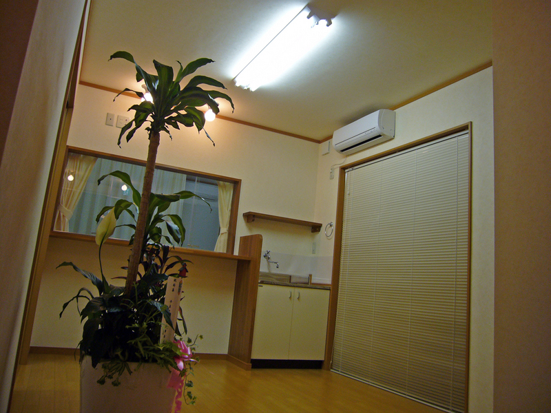 待合室は木のぬくもりを感じられるように・・・