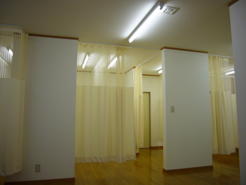 施術室はやはり清潔感を重視しました。