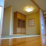 小窓が粋な和室
箪笥も作り付けです。