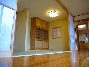 小窓が粋な和室
箪笥も作り付けです。