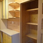カップボードは旧屋で使っていたものをサイズを調整して再利用。
余ったスペースには棚を手作りしてスペースを有効利用。
ﾊﾟﾝﾄﾘｰもあります。