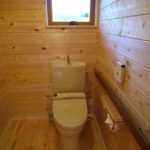 もちろんトイレも無垢板張りです。
素敵ですねぇ。