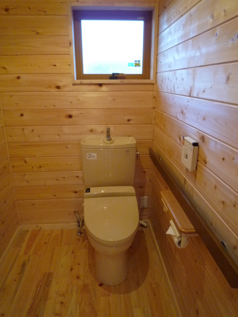もちろんトイレも無垢板張りです。
素敵ですねぇ。