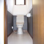 トイレの壁は下半分を黒っぽい色にすると汚れが目立ちにくいんです。
トイレの壁も意外と汚れるんですよね。
これはお勧めです。