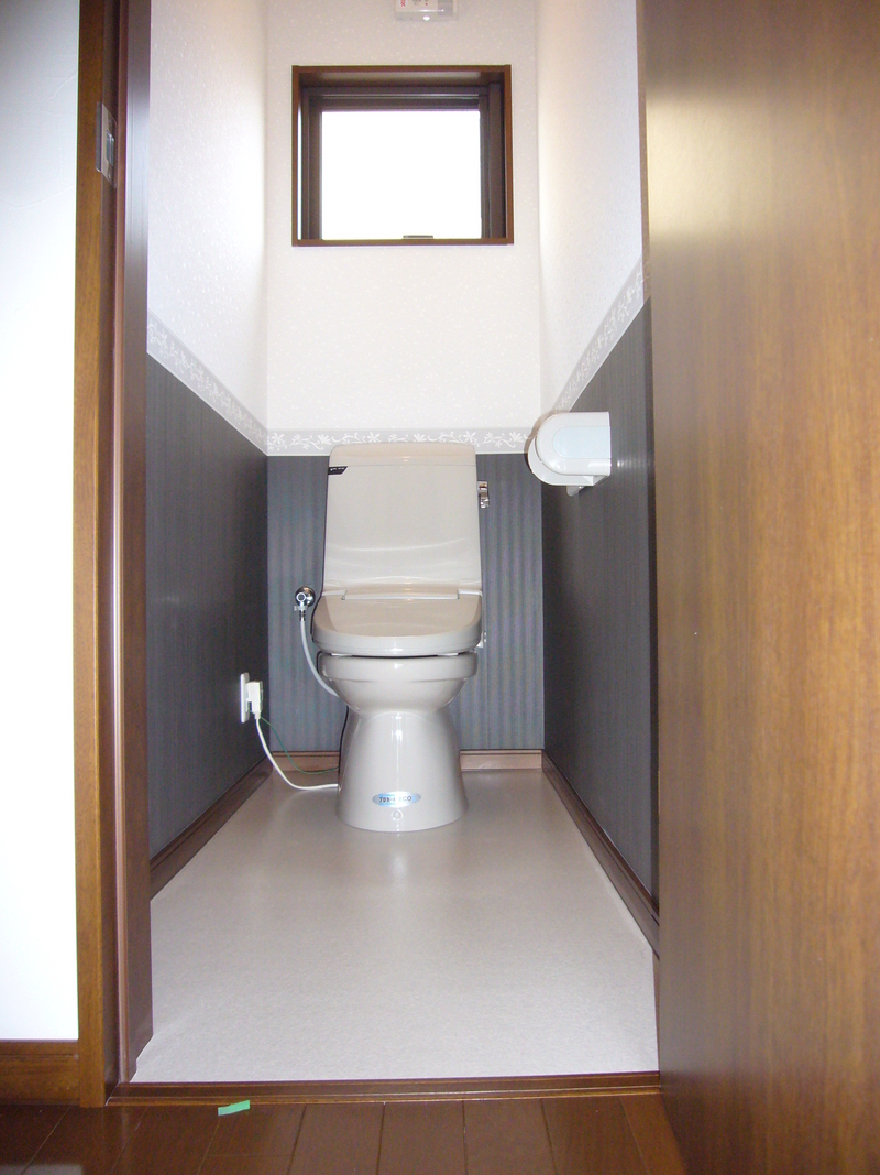トイレの壁は下半分を黒っぽい色にすると汚れが目立ちにくいんです。
トイレの壁も意外と汚れるんですよね。
これはお勧めです。