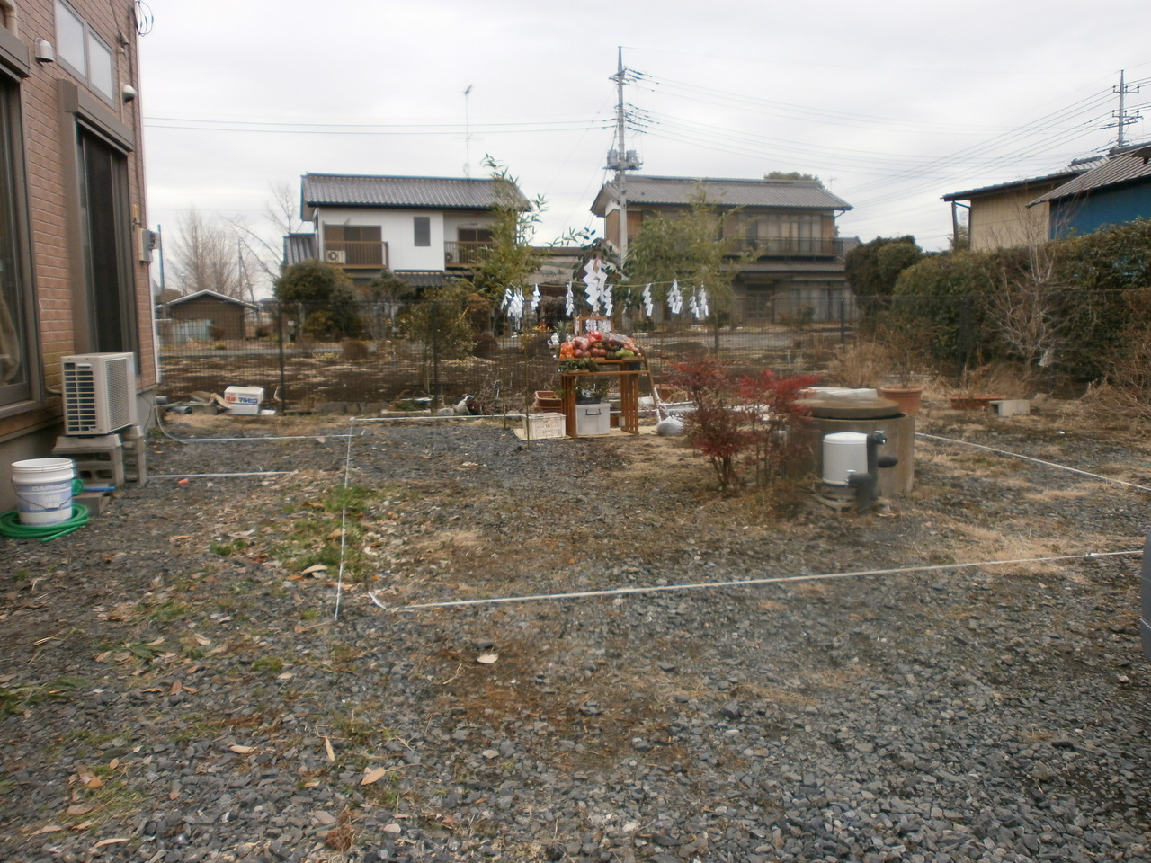 ウッドデッキを解体して、増築のスペースを確保。 地鎮祭、古井戸のお清めを済ませて、これより着工です。