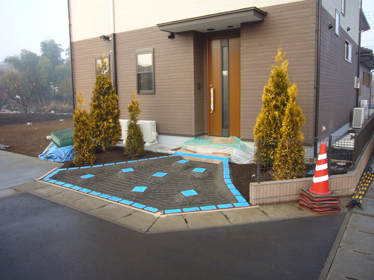 Before　（新築時、アプローチ工事中)
