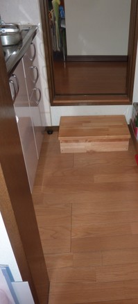 もともと店舗併用住宅の店舗部分だった部屋は居室側との床段差が30cm近くあり、床を上げてバリアフリーに