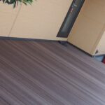 敷地の形状の関係で北側に有効なスペースが取れるお宅で、 以前からご提案していたウッドデッキが完成しました。 夏の日の夕暮れに美味しいビールが飲めそうです 今回はLIXILの人工木デッキ『樹ら楽ステージ木彫』を使用。 よりリアルな木の風合いとメンテナンスがが楽なことが決め手です。