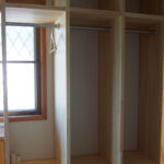「ただいまぁっ！！」とランドセルをドカンと放り投げ、泥んこの靴下でリビングを走り回る・・・元気な小学生男子のいるご家庭では、お母さんの悩みの種になりそうな光景が目に浮かぶようです。 片付けや整理整頓はしつけの一環と思いながらも、どう教えればいいものか、日々ママたちは頭を悩ませているものです。 無理やりではなく楽しみながらできるようになってもらいたい。 そんな想いを込めて、「元気な男子3兄弟が、楽しく仲良く片づけを学べる収納棚」を造作しました。