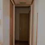 Before　リビングから丸見えだったトイレのドア正面にドアを追加しました。 多少色の違いはありますが、ピッタリサイズに特注したので、もとからあったドアのようです。