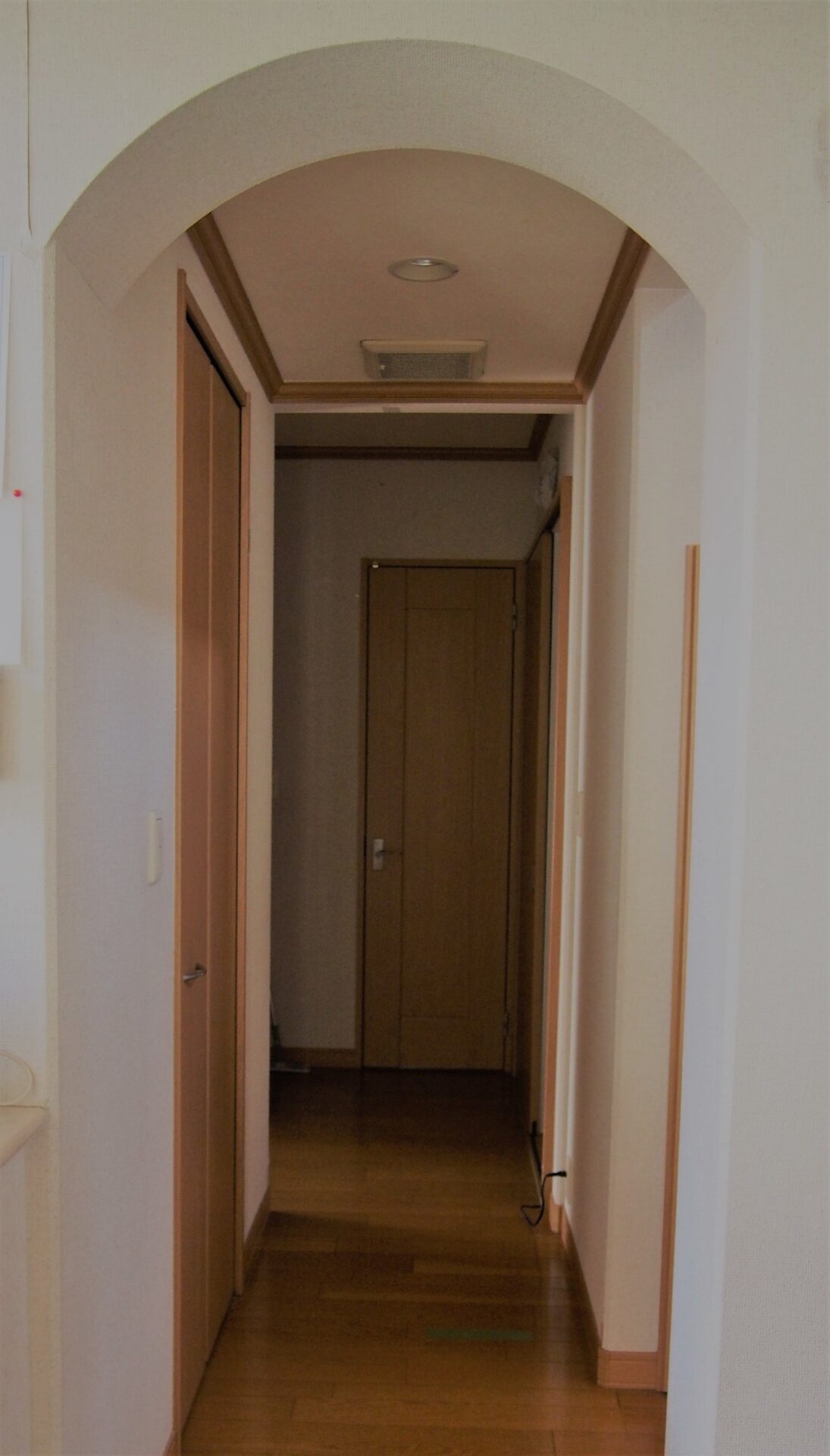 Before　リビングから丸見えだったトイレのドア正面にドアを追加しました。 多少色の違いはありますが、ピッタリサイズに特注したので、もとからあったドアのようです。