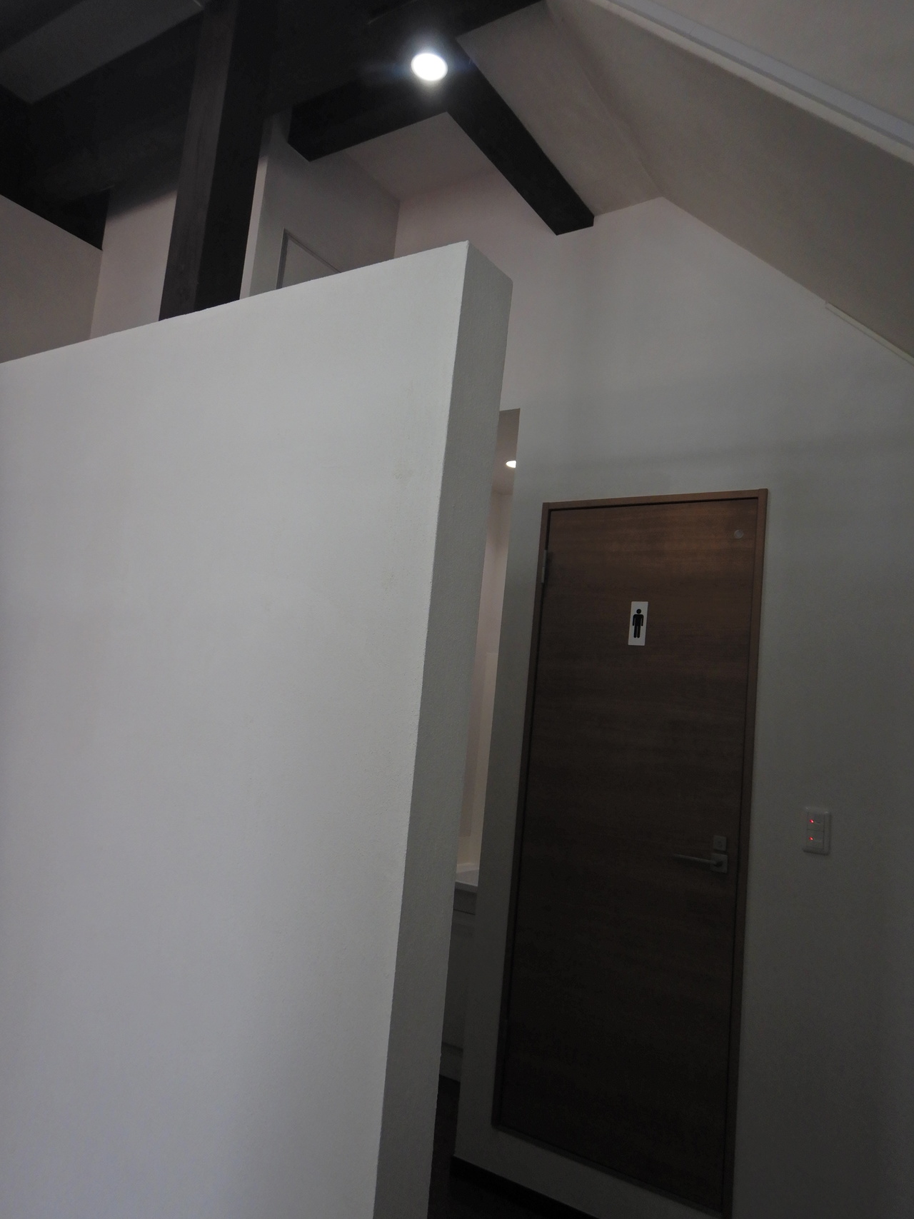 とある事務所さんにトイレブースを作りました。 トイレのドアが直接見えないようにパーテンションの壁を設置。 もともと天井の高い建物なので、換気のため上部は塞がず うまく目隠しできました。