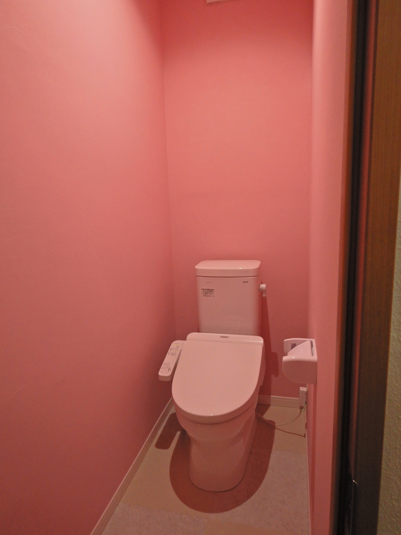 最近はジェンダー平等の意識からトイレの表示マークも赤と黒ではなくなってきているそうで、 公共のトイレで男女ともブースを間違う方が多いそうです。 時代とは逆行するかもしれないけど、やっぱりこの方がわかりやすい…ってことで、 女子トイレの壁はピンク、男子トイレはブルー。