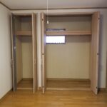 新しく棚も作って、ハンガーパイプを設置 扉は洋服の出入れの頻度など、 使い勝手もご相談して 両開戸と折戸をつけることに。 (๑¯﹀¯๑)　(๑¯﹀¯๑)　(๑¯﹀¯๑) たいへんご満足いただけたようです。。。