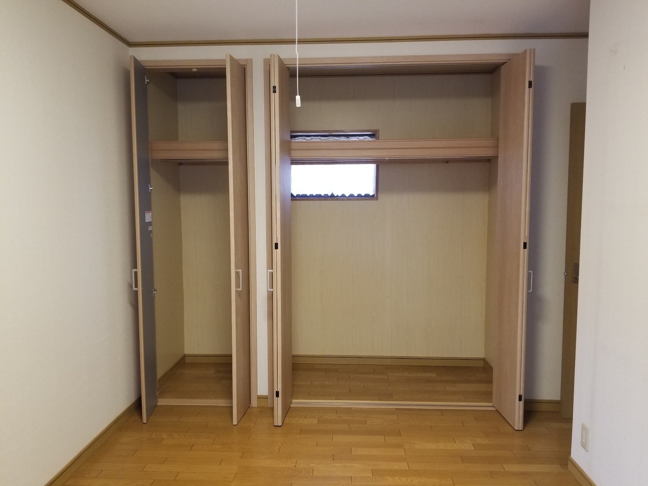 新しく棚も作って、ハンガーパイプを設置 扉は洋服の出入れの頻度など、 使い勝手もご相談して 両開戸と折戸をつけることに。 (๑¯﹀¯๑)　(๑¯﹀¯๑)　(๑¯﹀¯๑) たいへんご満足いただけたようです。。。
