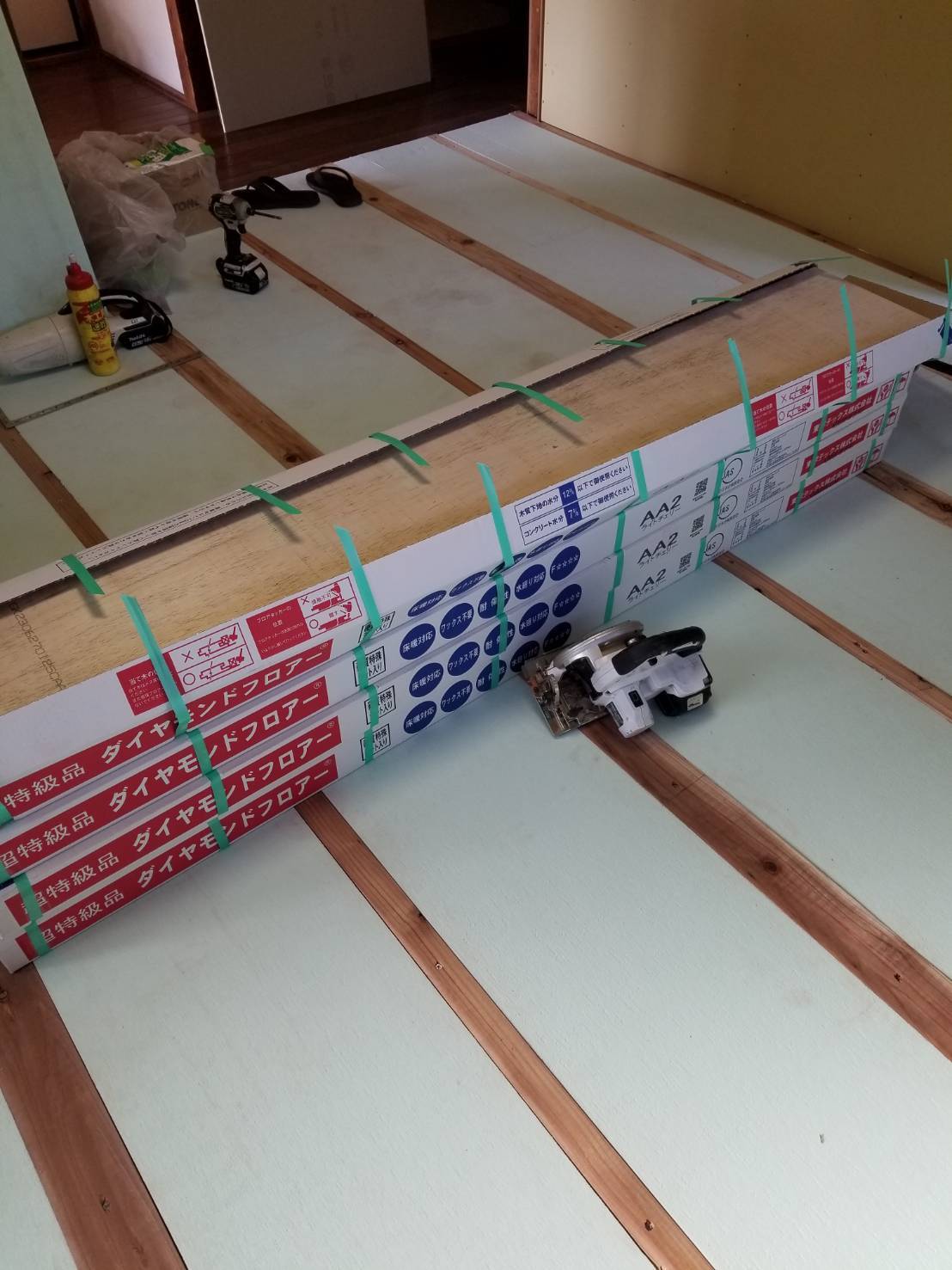 洗面脱衣スペースが狭く、洗濯機は屋外にありました。 冬はさぞ寒いことでしょう。 タイル張りの在来の浴室も、お湯の出ないキッチンの流しも、断熱材の入っていない床張りも、 ４０年前には当たり前だった設備や水廻りが一新します。