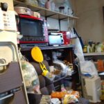 ～～～～～　Before　～～～～～ なぜキッチンには物が集まってしまうのか・・・キッチンの状態は精神的にも健康にもとても影響があると、あるセラピストさんが言っていました。 日々食べるために買い物をし、作り、かたずけ、ストックするキッチンには自然とモノが集中し、少しでも家事が楽しくなるような便利グッズや調理家電が増えていったり・・・きっと家族への愛情や思いやりがあふれてしまっているのかもしれないと思う今日この頃。