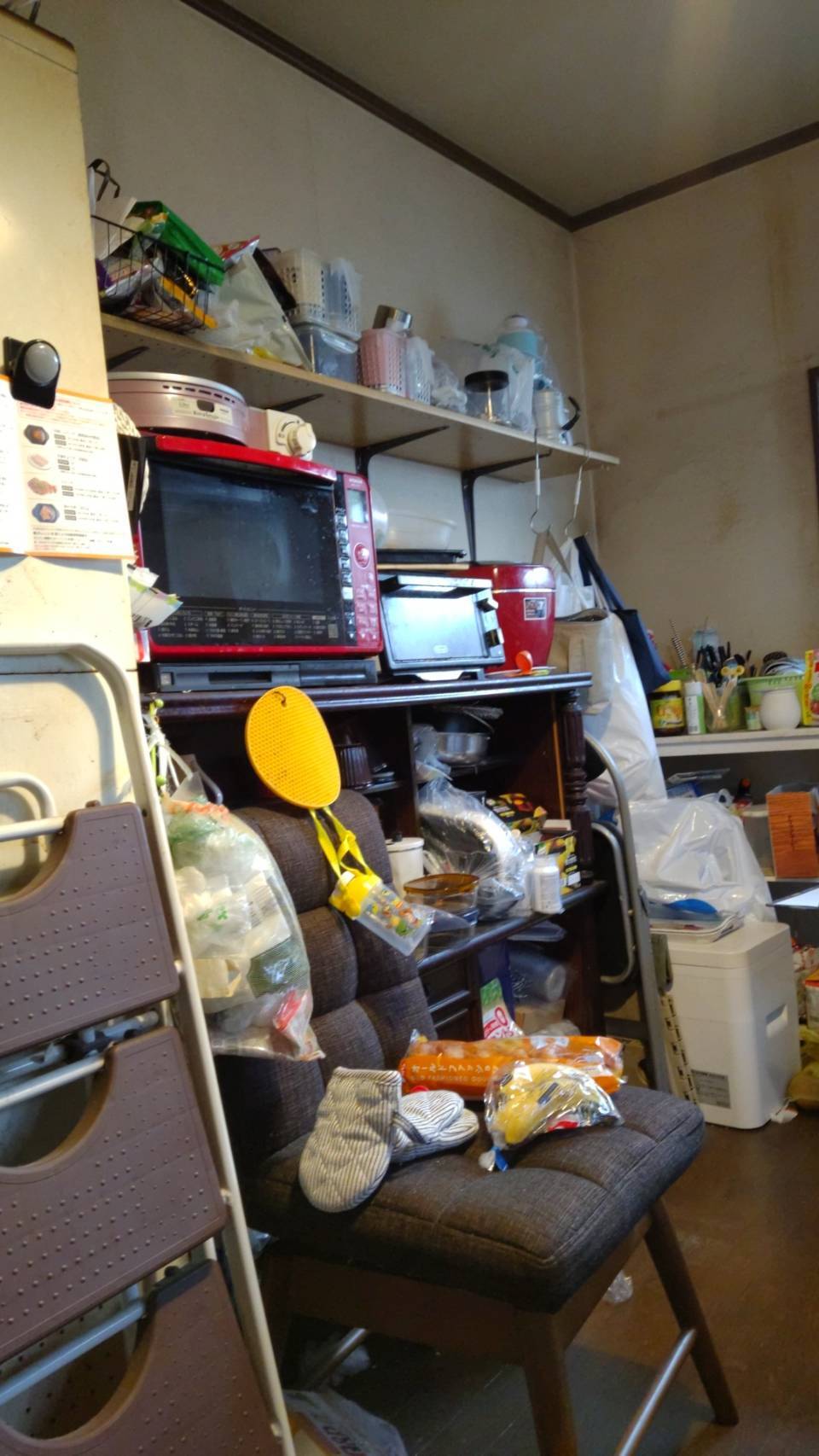 ～～～～～　Before　～～～～～ なぜキッチンには物が集まってしまうのか・・・キッチンの状態は精神的にも健康にもとても影響があると、あるセラピストさんが言っていました。 日々食べるために買い物をし、作り、かたずけ、ストックするキッチンには自然とモノが集中し、少しでも家事が楽しくなるような便利グッズや調理家電が増えていったり・・・きっと家族への愛情や思いやりがあふれてしまっているのかもしれないと思う今日この頃。