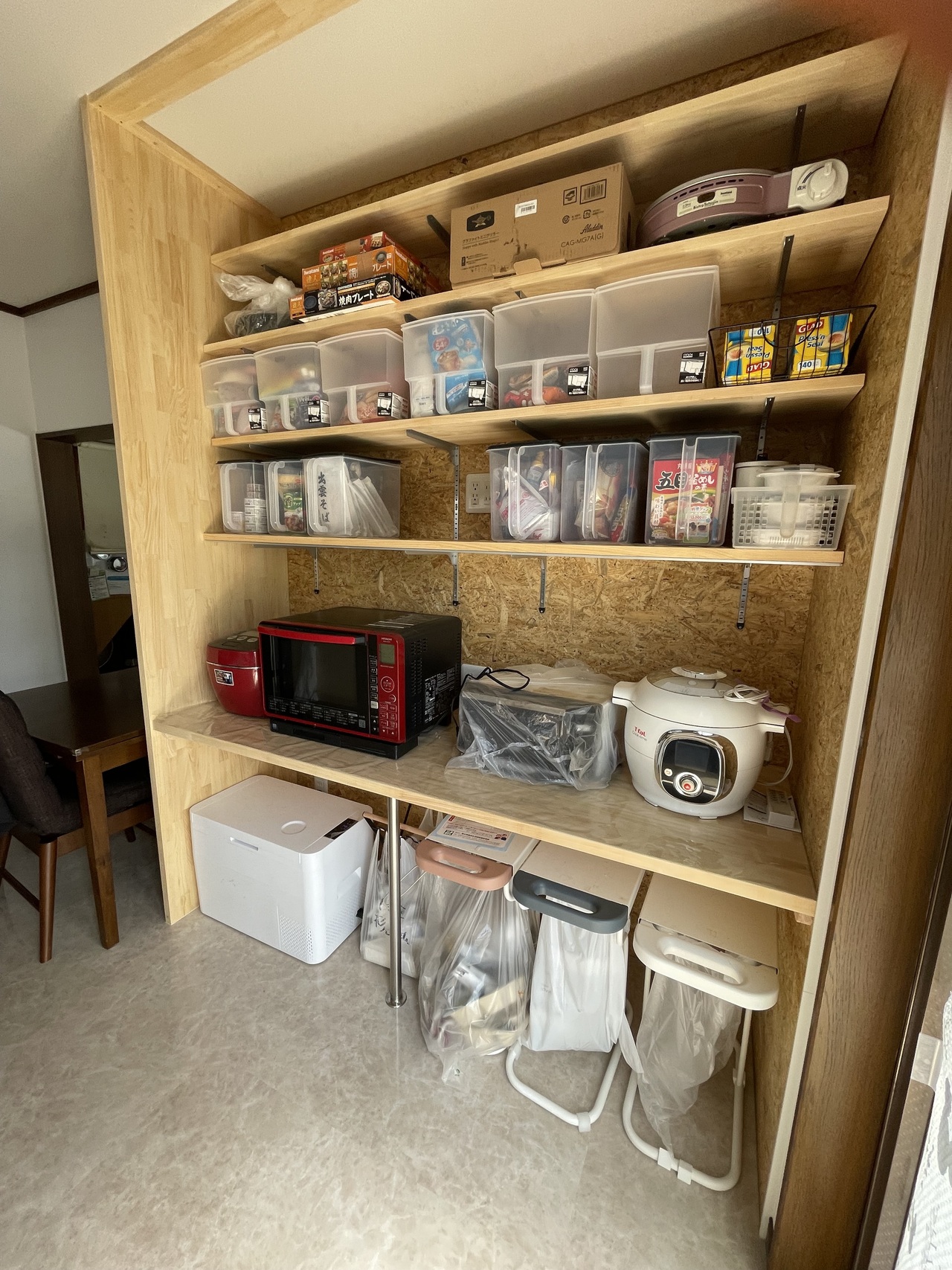 ～～～～～　After　～～～～～そんなお悩みを解決するべく、大型収納棚を製作。 あえて扉は付けず、調理家電を並べる棚と可動棚で大容量収納　(*'ω'*)
