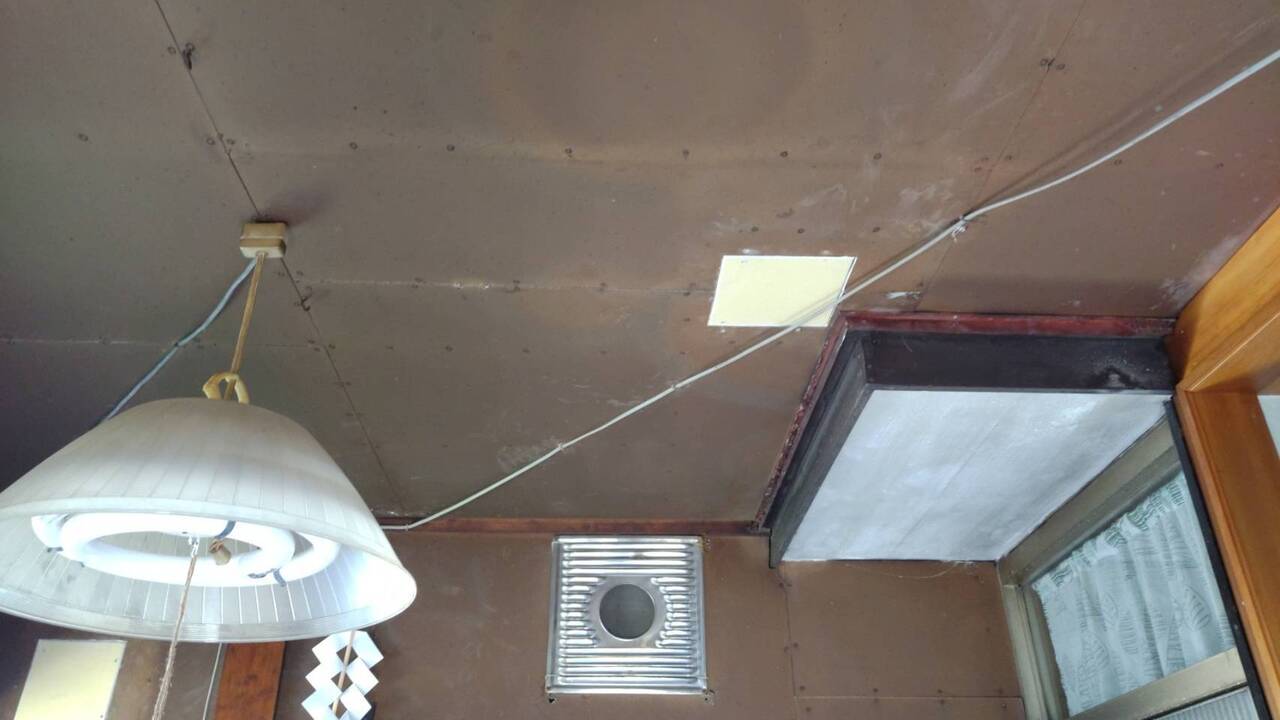 雨が吹き込む使われていない煙突は撤去して屋根の穴を塞ぎました。