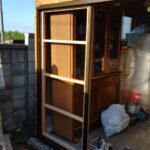 古い建具を取り外し、新しいサッシを取り付ける準備