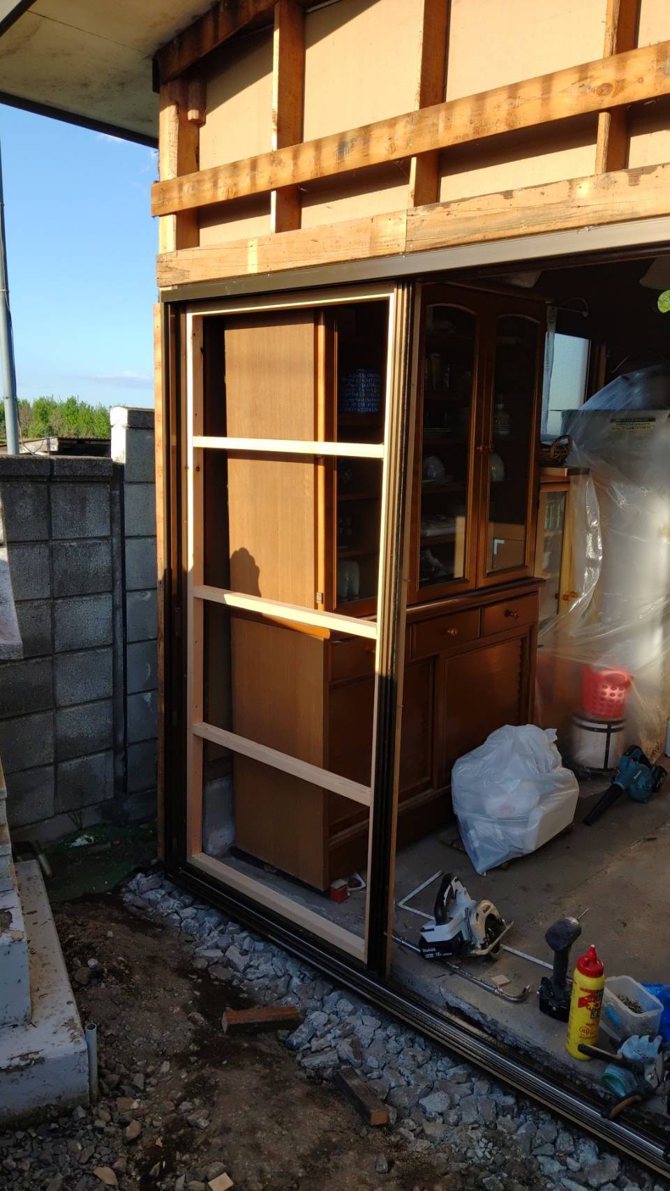 古い建具を取り外し、新しいサッシを取り付ける準備