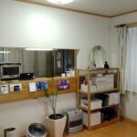 Before 吊戸の着いた垂壁と袖壁で囲われたキッチンは対面型なのにとても閉塞感がありました。