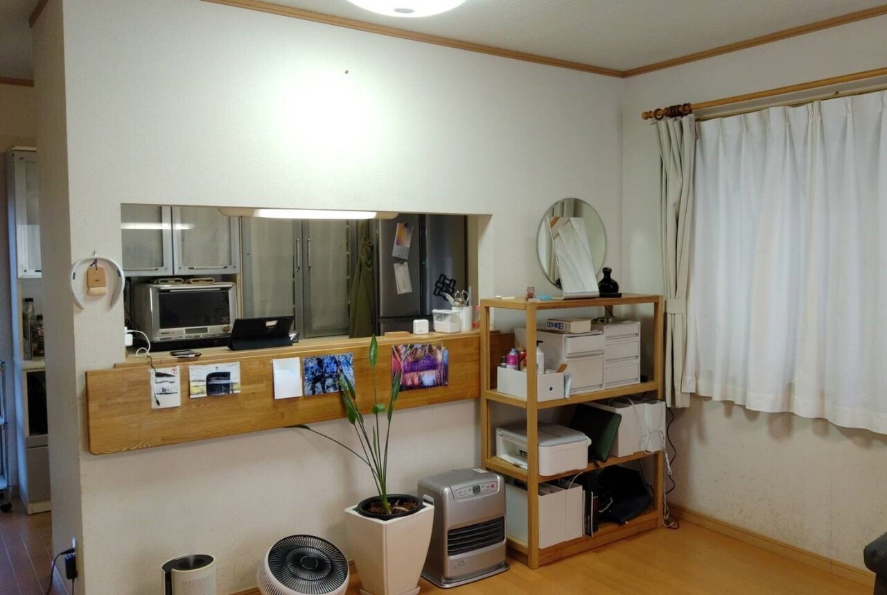 Before 吊戸の着いた垂壁と袖壁で囲われたキッチンは対面型なのにとても閉塞感がありました。