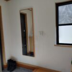 ご要望は濃い色合いの木目柄を合わせたい、とのこと。 しかしナチュラル系な建材色とどうやって合わせるか悩みどころです。