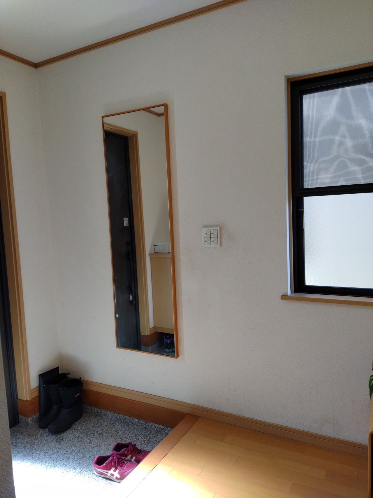 ご要望は濃い色合いの木目柄を合わせたい、とのこと。 しかしナチュラル系な建材色とどうやって合わせるか悩みどころです。