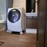 After　✨ トイレと洗面所の間仕切り壁を撤去し、ひとつの空間へ。 今までドアの開き勝手ですれすれだった　大型の洗濯機も、ゆとりをもって置けました。