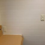 洗面所のサッシを塞がないよう、洗面台は下台のみに。 その代わり、脇には防水のマグネットパネルを設置。 マグネット式の棚や鏡、フックなど好きなものを配置していただけるようにしました。