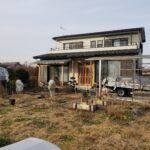 ５年程前に新築させていただいたお宅に下屋を設置。 畑仕事の合間に休憩をしたり、天日干ししているお野菜などの雨除けにも必需品の下屋ですが、なんといっても昨年の夏の暑さには参ってしまったとのご依頼を受け、お施主様のお好みの和風な下屋の施工をさせていただきました。 既製品のテラス屋根なども、いくつかご提案させていただきましたが、やはりお好みの和風な下屋にしたい！！