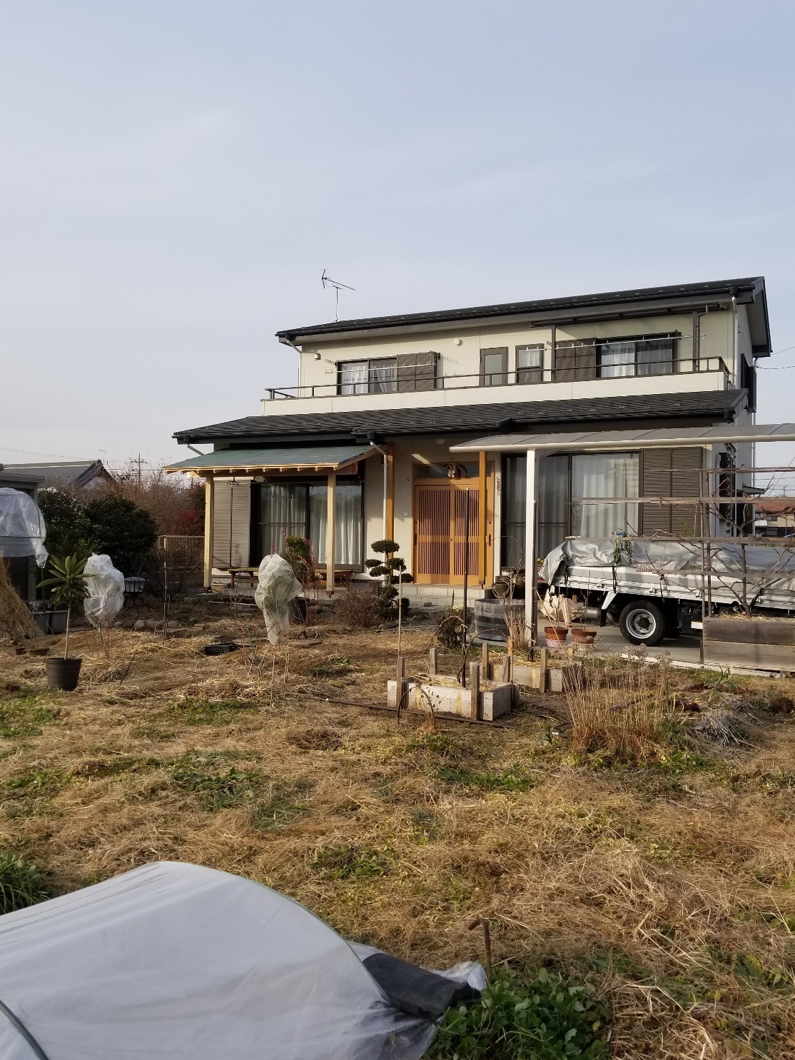 ５年程前に新築させていただいたお宅に下屋を設置。 畑仕事の合間に休憩をしたり、天日干ししているお野菜などの雨除けにも必需品の下屋ですが、なんといっても昨年の夏の暑さには参ってしまったとのご依頼を受け、お施主様のお好みの和風な下屋の施工をさせていただきました。 既製品のテラス屋根なども、いくつかご提案させていただきましたが、やはりお好みの和風な下屋にしたい！！