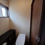 以前のトイレが調子が悪いとのご相談を受け、先ず、最新のサティスに交換をさせて頂いたところ・・・ 「トイレがきれいになったら、やっぱり壁紙もキレイにしたくなってきちゃった(⋈◍＞◡＜◍)。✧♡」とのこと。。