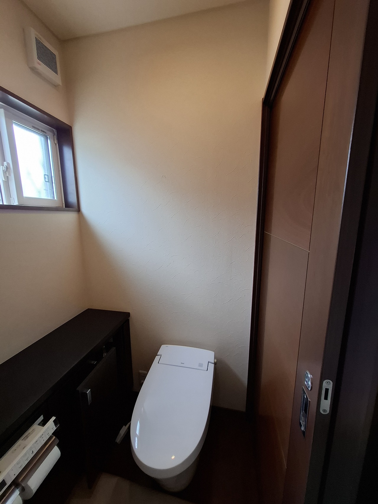 以前のトイレが調子が悪いとのご相談を受け、先ず、最新のサティスに交換をさせて頂いたところ・・・ 「トイレがきれいになったら、やっぱり壁紙もキレイにしたくなってきちゃった(⋈◍＞◡＜◍)。✧♡」とのこと。。