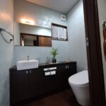 トイレは「小さな空間」だけれど日々の生活の中で「大きな満足」を得られる空間です。 一日の始まりと終わりに必ず使う場所だからこそ、 「ただの水回り」から「癒しのスペース」へ変える価値があります。
