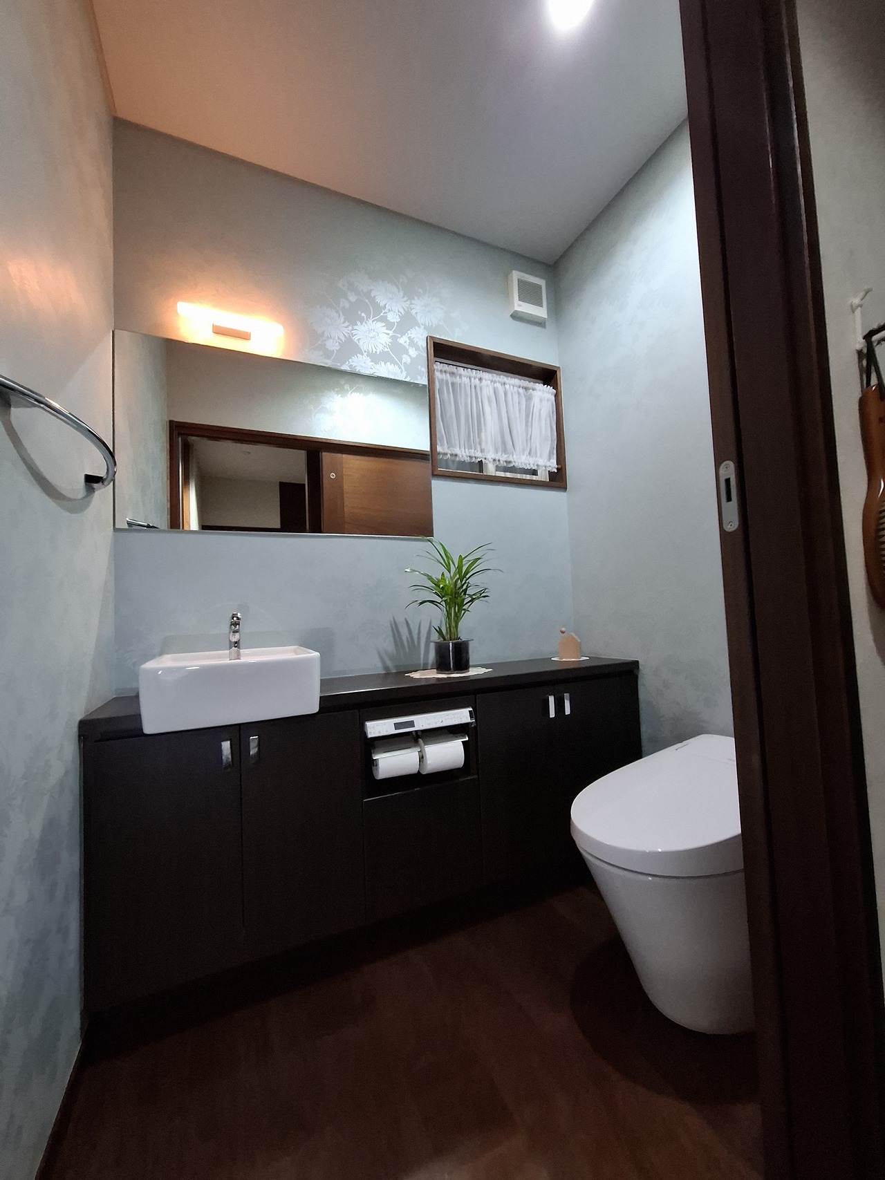 トイレは「小さな空間」だけれど日々の生活の中で「大きな満足」を得られる空間です。 一日の始まりと終わりに必ず使う場所だからこそ、 「ただの水回り」から「癒しのスペース」へ変える価値があります。