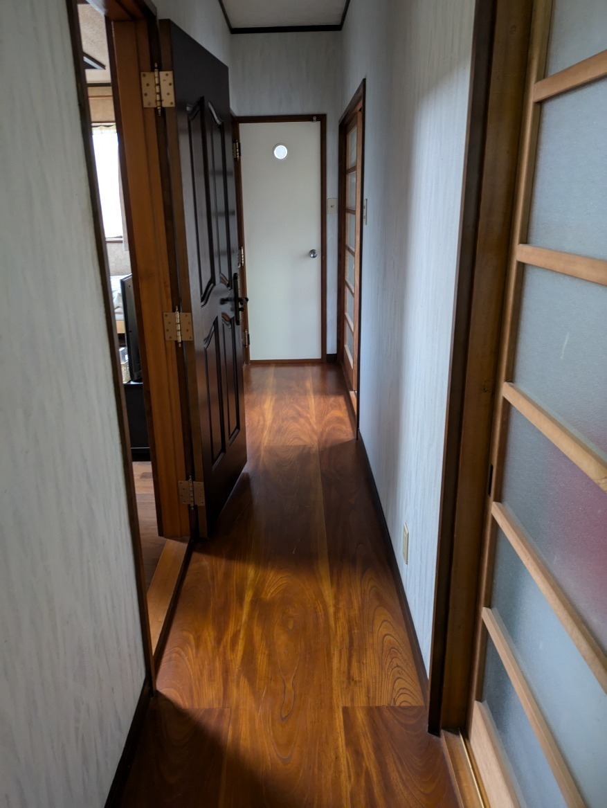 before　廊下の突き当りがトイレ、右手が洗面所、その奥に納戸という間取り