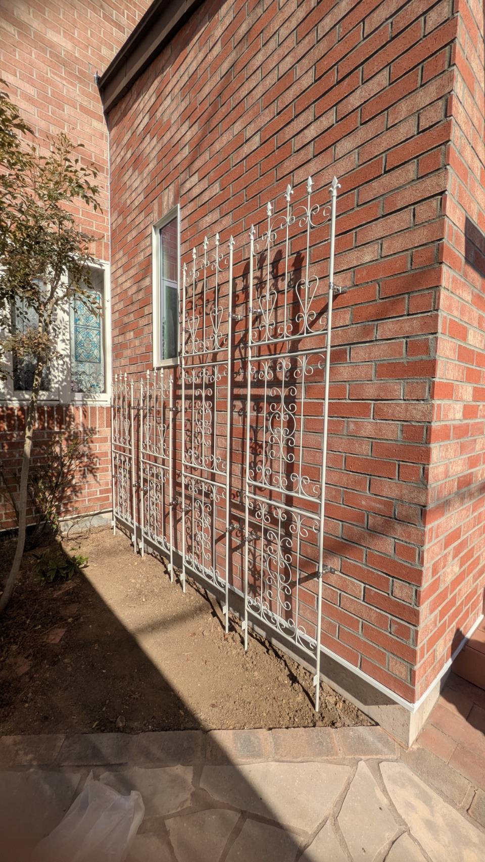 建物脇にはローズガーデン用にフェンスも設置