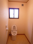 トイレ
トイレはご高齢のお父様のためにセンサーで便座まで自動開閉するものを選びました。
室内は将来、車いすになっても大丈夫なようにスペースを設けました。