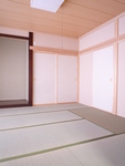 和室
和室は昔ながらの2間続きの真壁和室。
８畳＋６畳です。
これだけの広さの和室を設けられるなんて羨ましいですね。