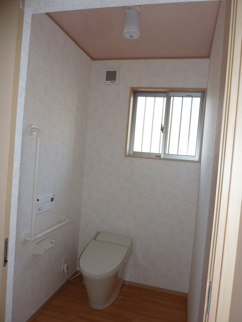 １階のトイレは将来車いすを使うことがあった時に対応できるように
空間を広めにとっておきました。